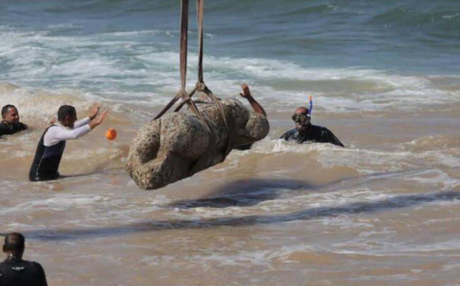 Divers raise the granite sphinx statue from Abu Qir Bay in Egypt.