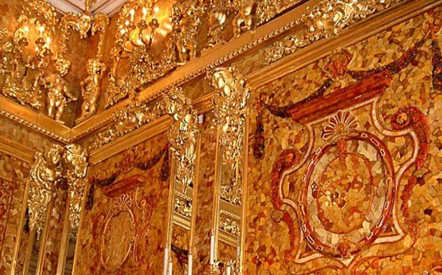 The reconstructed Amber Room. 	Source: Public Domain