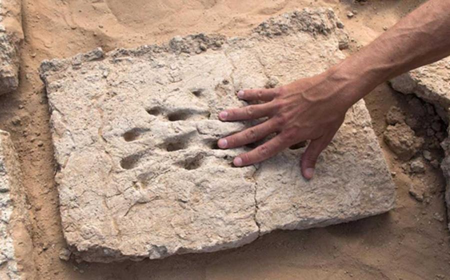 The ancient fingerprints of a worker who helped build a wall in ancient Al Ain. Source: Department of Culture and Tourism - Abu Dhabi / Fair Use.
