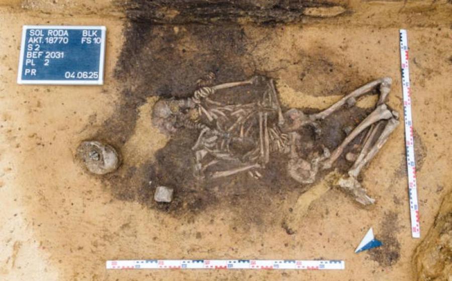 Archaeological excavation revealing 4,500-year-old dog teeth-decorated bags buried with elite women and infants at Krauschwitz