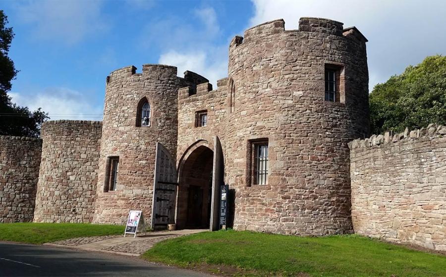 Beeston Castle entrance       Source: Dunja / Adobe Stock