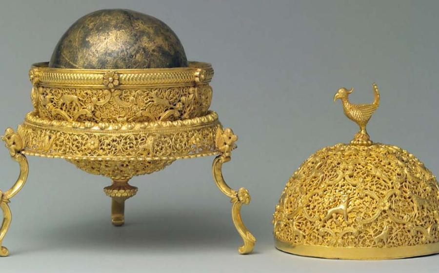 Goa Stone in Gold Case. Source: Metropolitan Museum of Art / Public Domain.