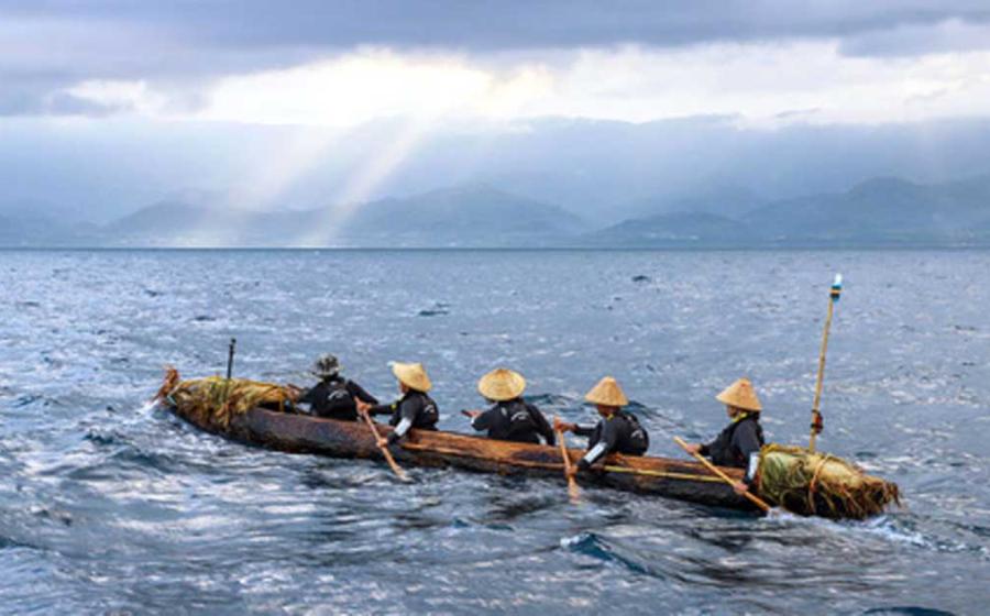 The team of five paddlers crossed 200 kilometers of open ocean and the Black Stream in a primitive log boat. Source: National Museum of Nature and Science/Tokyo