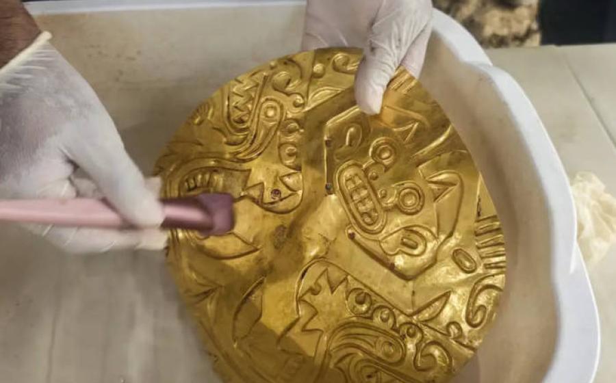 Gold artifacts and the remains of the principal individual in Tomb 3 at El Caño 
