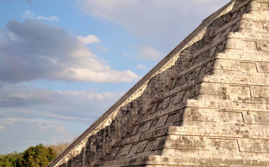 Chichén Itzá’s shadow revealed during the spring equinox on Kukulcán. 