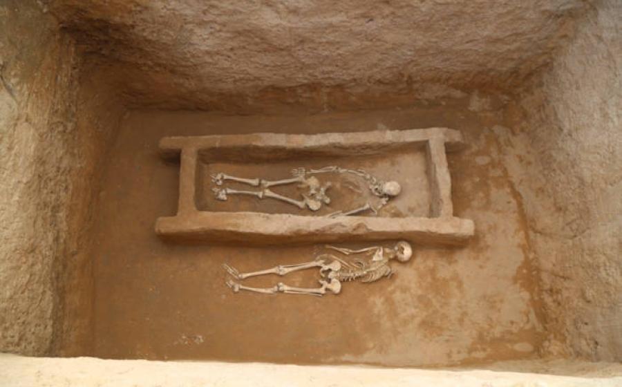 Tomb owner and a sacrificed victim at Shimao city necropolis.