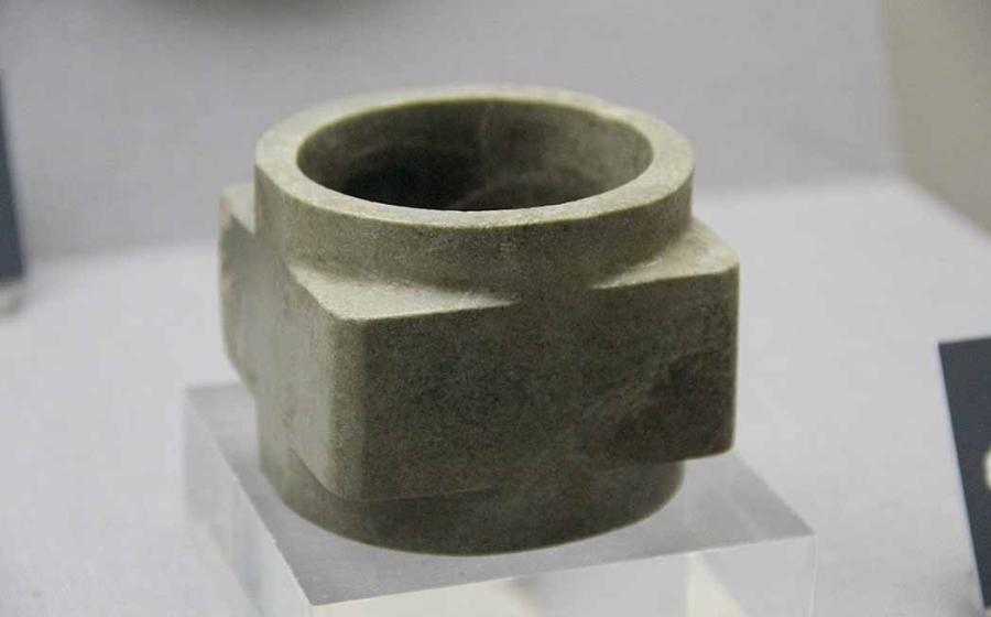 Neolithic jade Chinese cong relic from Shanxi Provincial Museum. Source: Public domain