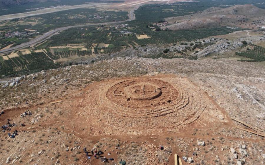he Minoan monumental structure recently uncovered at Kastelli, Crete