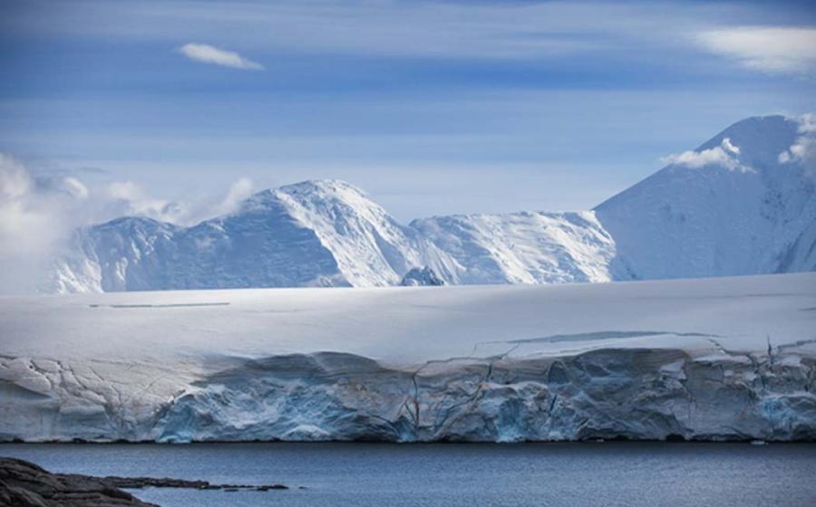Coast of Antarctica with centuries-old thicknesses off glaciers (sichkarenko_com / Adobe Stock)