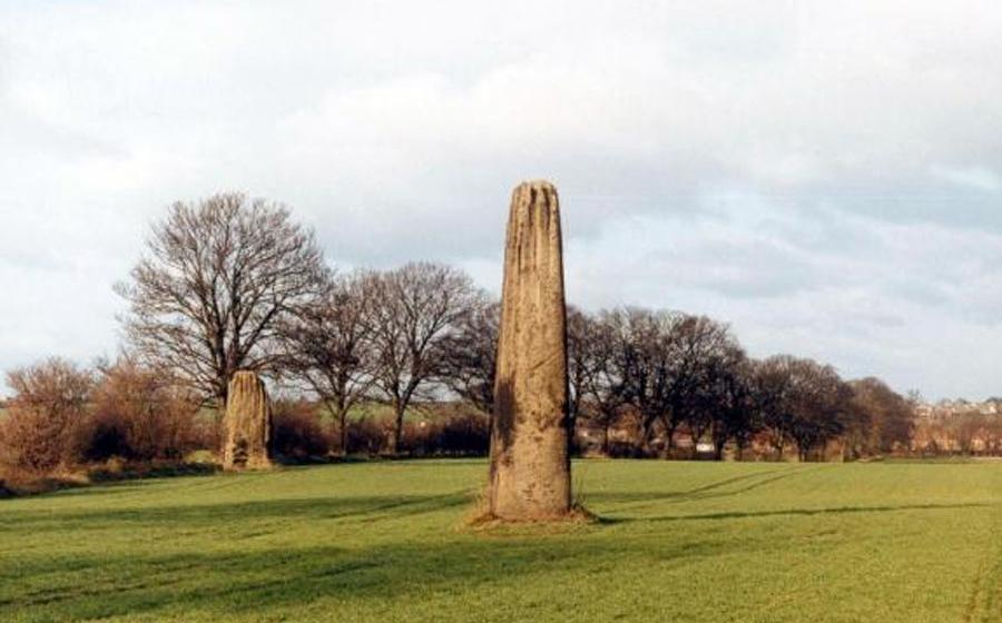 The two shorter stones. Source: Paul Allison / CC BY-SA 2.0.