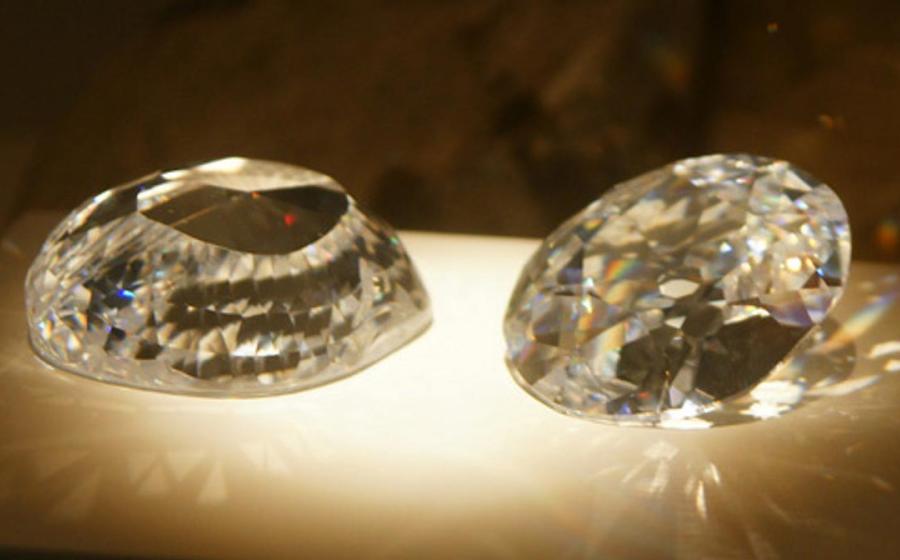 Replicas of the Koh-i-Noor Diamond – The Mountain of Light. 