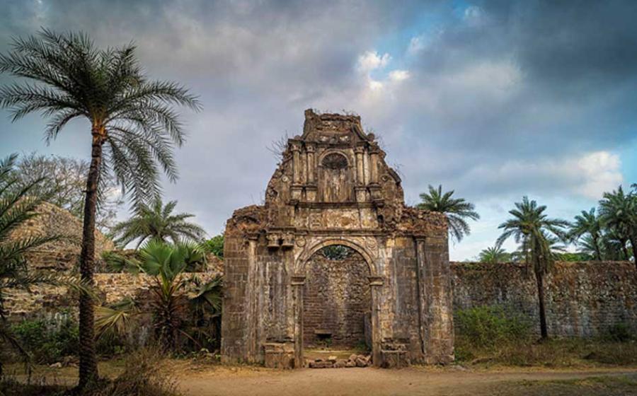 The Eerie Ruins of Fort Bassein That Are Now a Bollywood Hotspot