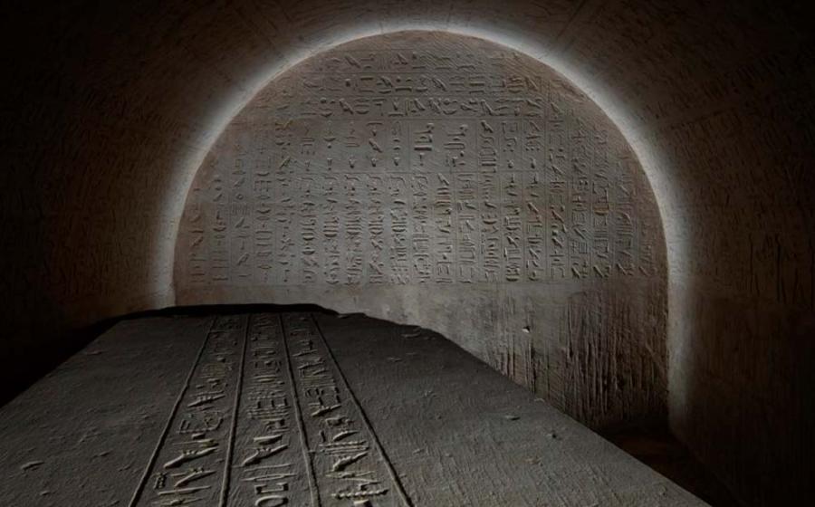 The southern wall of the burial chamber and the lid of Džehutiemhat's sarcophagus. Photo: Petr Košárek, © Czech Institute of Egyptology FF UK