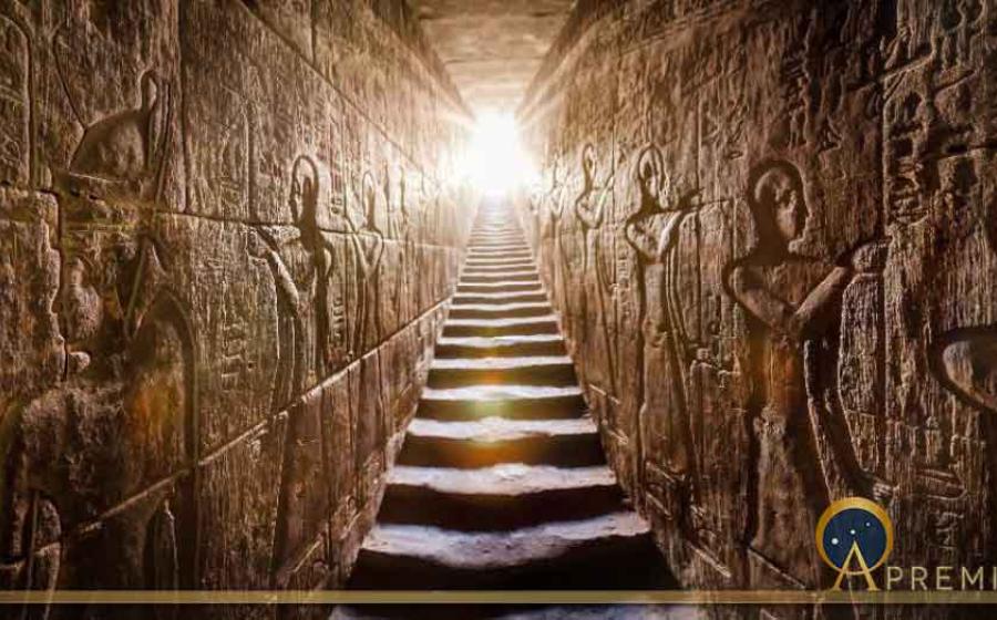 Representation of an ancient Egyptian temple passage lit by an exceptional light. Source: Konstantin / Adobe Stock