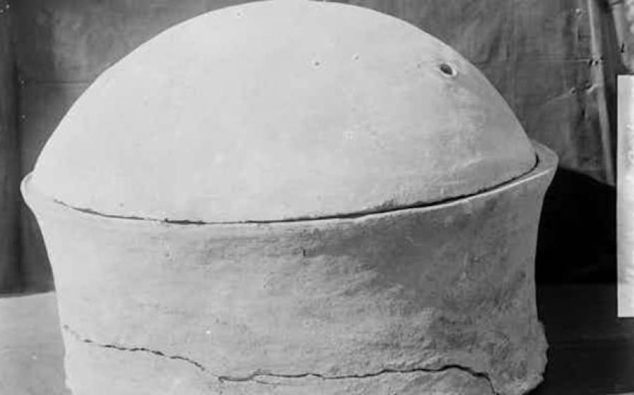 Pottery vessel in which the Nuwayrat individual was discovered