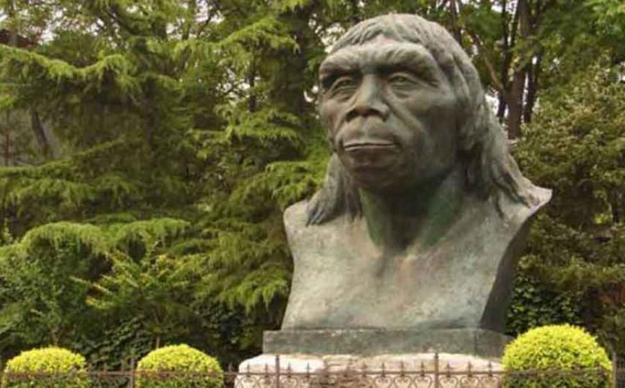 tatue of the Peking man from the entrance of the Zhoukoudian site. Source: Diego Tirira / CC BY-SA 2.0