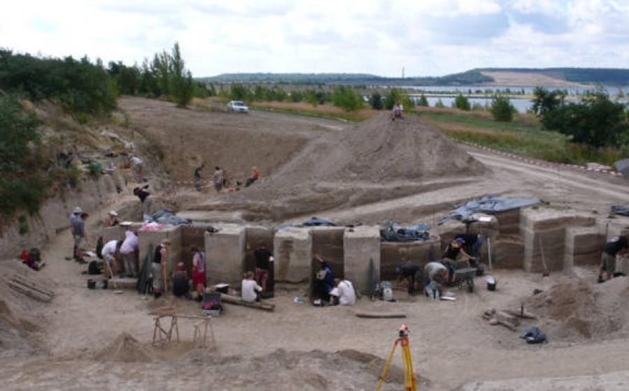 Investigators excavation the Neumark-Nord 2/2B site.