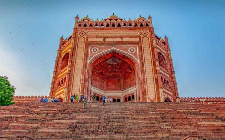 The Buland Darwaza, or High Gate, was built in 1602 as the main entrance to the Jama Masjid mosque at Fatehpur Sikri in India. Source: Shuklaankit90 / CC BY-SA 4.0
