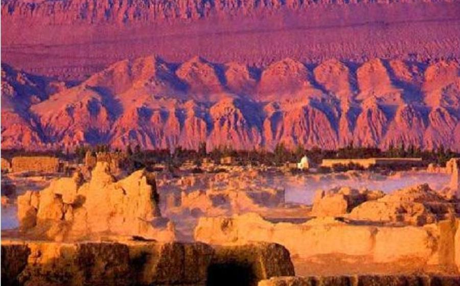 The Flaming Mountains of Turpan, Xinjiang, China. (Dosisdemi.com)