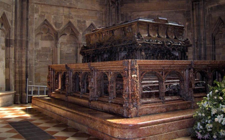 Tomb of emperor Frederick III in St. Stephen's Cathedral in Vienna, Austria. Source: JoJan / CC BY-SA 3.0.