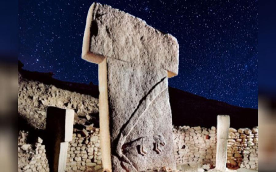 Pillar in Gobekli Tepe (Deriv.) (sebnemsanders) with a starry night sky. (CC0) What can be discerned about the site from Gobekli Tepe archaeoastronomy?