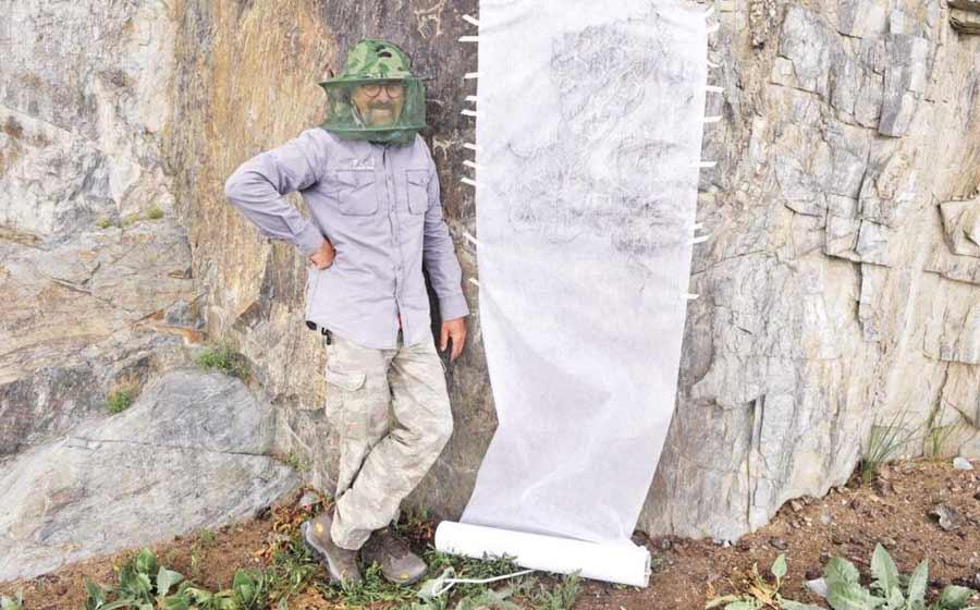 Semih Güneri, a professor from Dokuz Eylül University who has been working on Mongolian petroglyphs for a decade, taking a rubbing of the possibly 15,000-year-old Gobi Desert petroglyphs he has identified with ancient Turkish speaking peoples.	Source: Demirören News Agency