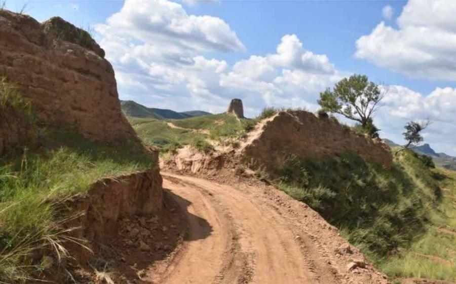 Part of the Great Wall of China that has been damaged.        Source: Youyu Public Security Bureau