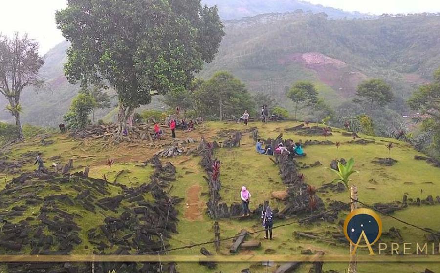 A view of Gunung Padang, fifth terrace (© Beeyan / Wikimedia Commons/ CC BY-SA 3.0)