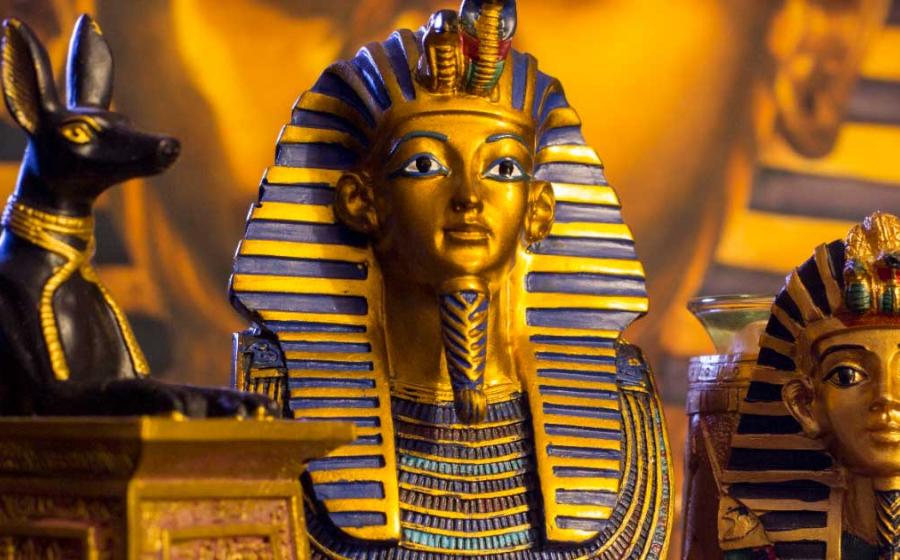 The names Howard Carter and King Tutankhamun are interlinked but now old historical letters have revealed that Carter was also an antiquities thief. Anubis, the jackal-headed deity who presided over the embalming process and accompanied dead kings in the afterworld, next to two busts of King Tutankhamun. Source: Jiri / Adobe Stock