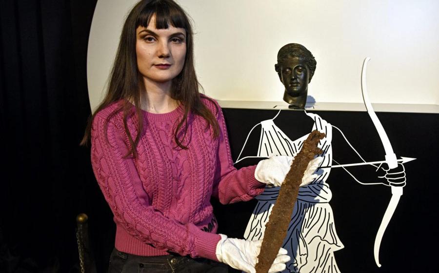 Dr. Marina Ugarković officially displaying the 4th-century BC sword found in a communal grave at the site of the ancient Greek city of Pharos on Hvar. 		Source: Joško Šupić / Cropix / Free Dalmatia