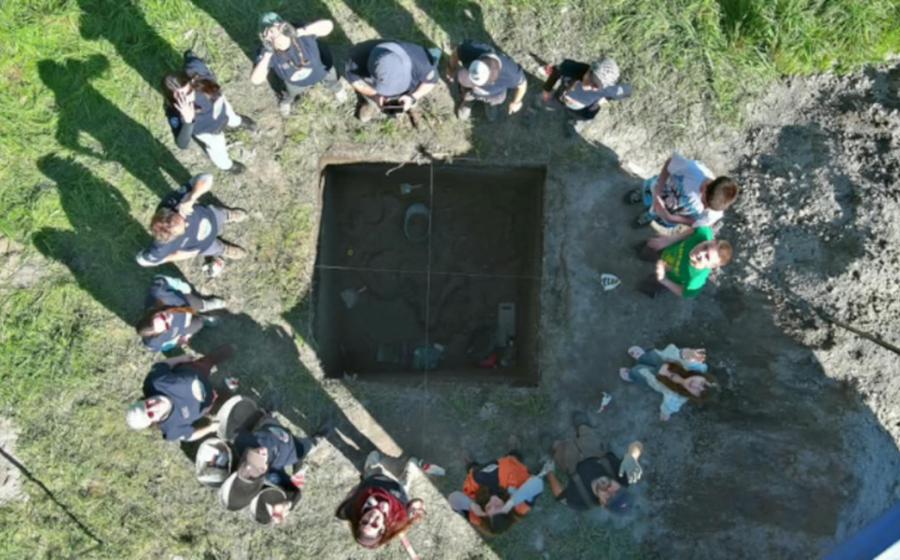 Top image: The research team around the Tagua Tagua 1 Oriente excavation in Chile.  Source: Mauricio Álvarez/Pontificia Universidad Catolica de Chile