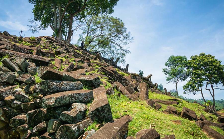 The allegedly manmade megalithic site at Gunung Padang, claimed to be an incredibly ancient pyramid in Indonesia, showing the multitude of rocks under question. Source: uskarp2 / Adobe Stock 