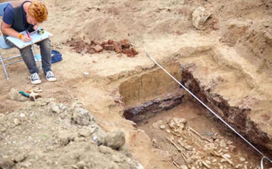 Representation of discovery of the skeleton at the Rakhigarhi archaeological site. Source: Elena / Adobe Stock.