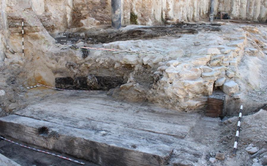 Cross-section of the structure. On the right is the wall front facing the Main River, while in the foreground are the preserved timbers, nearly 2,400 years old