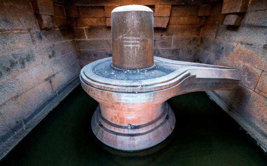 Jacob’s ‘pillow’ upon its stone altar, cleaned with oils each morning. In reality, this is the large Hampi-Shiva lingam (omphalos), and the omphalos itself is over a meter (3.2 feet) high. Temple lingams are generally large, while personal lingams can be very small. Source: Alexeiy / Adobe Stock