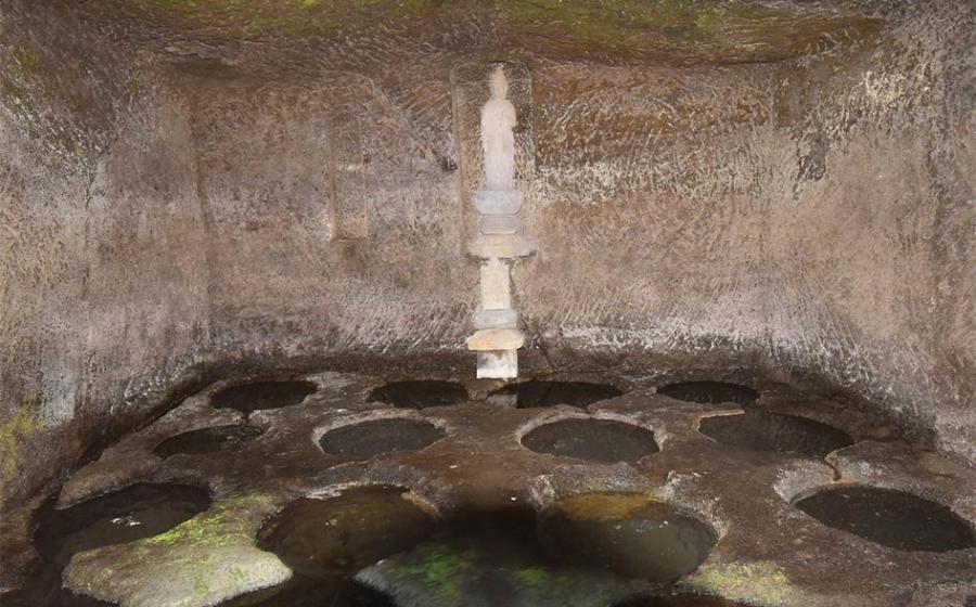 Kamakura’s Sixteen Wells on the grounds of Kaizo-ji Temple. Photo source: Phlizz / Atlas Obscura