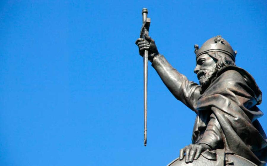 A statue of Alfred the Great in Winchester. Descended from a long line of kings of the Kingdom of Wessex, Alfred the Great was the son of King Aethelwulf of Wessex. Source: Tony Baggett / Adobe Stock