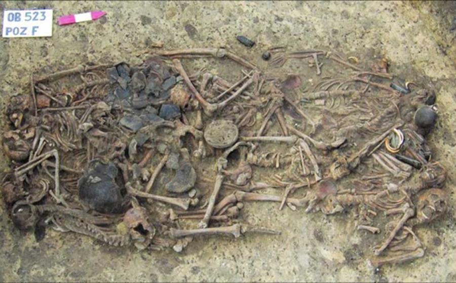 The mass grave of 15 skeletons and grave goods at the Koszyce burial. Source: H Schroeder et al / PNAS.