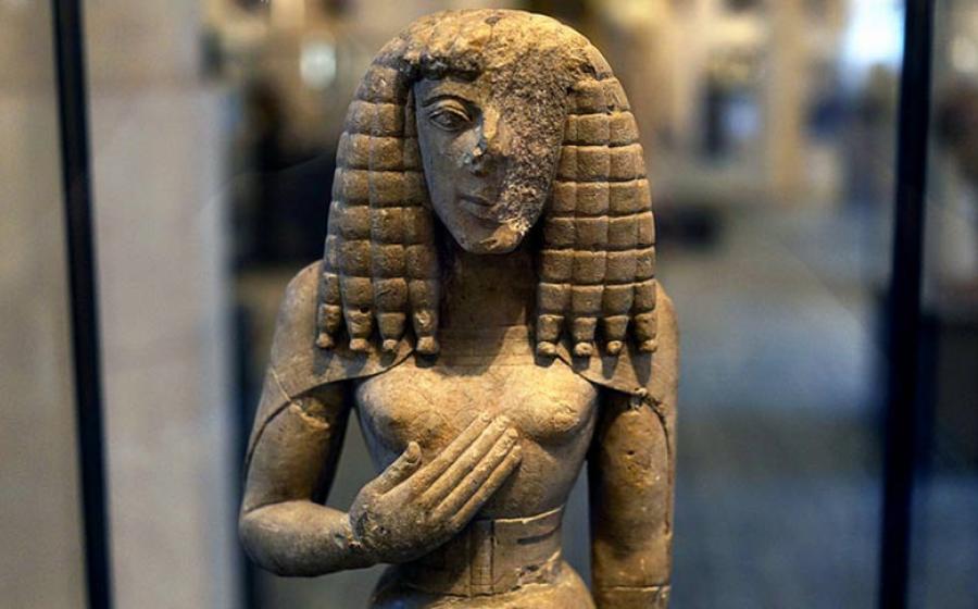 Detail of the statuette of the Lady of Auxerre