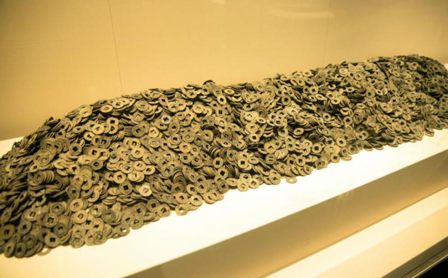 Wu zhu bronze coins found in Liu He’s tomb. Source: nocoev.com