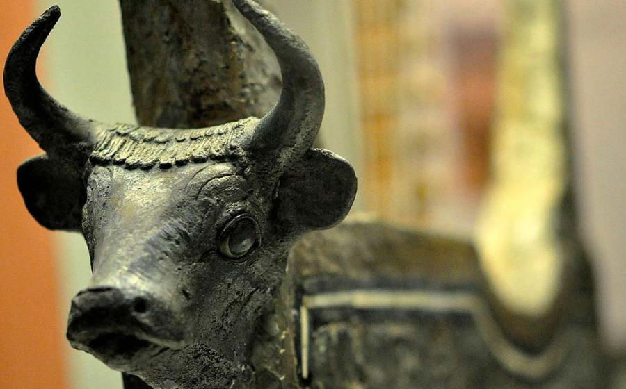 The cow’s head on the Silver Lyre. Source: Osama Shukir Muhammed Amin / CC BY-SA 4.0)