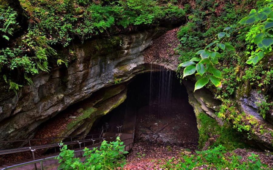 Entrance to Mammoth Cave, Kentucky, USA