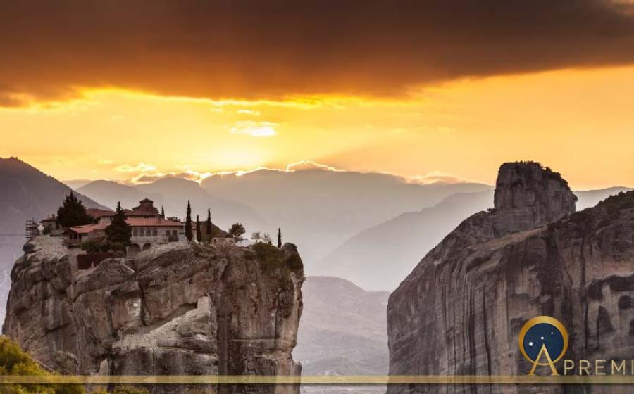 Monastery of the Holy Trinity in Meteora, Greece (Voyagerix / Adobe Stock)