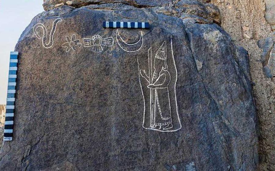 Inscription on one of the basalt rocks depicting the Babylonian king Nabonidus holding a scepter in his hand.  Source: Saudi Heritage Commission