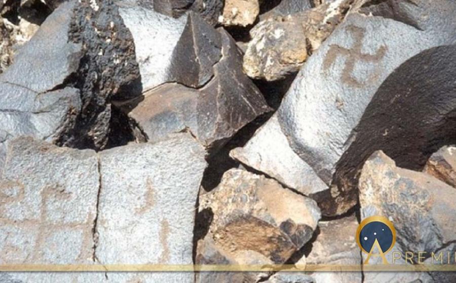 The petroglyph with swastikas, Gegham mountains, Armenia  Կարեն Թոխաթյան /CC BY-SA 4.0)