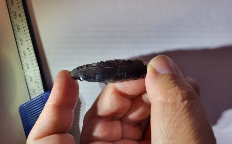 Marked obsidian arrowhead from Tepecik-Çiftlik, with views of the deliberate incisions.
