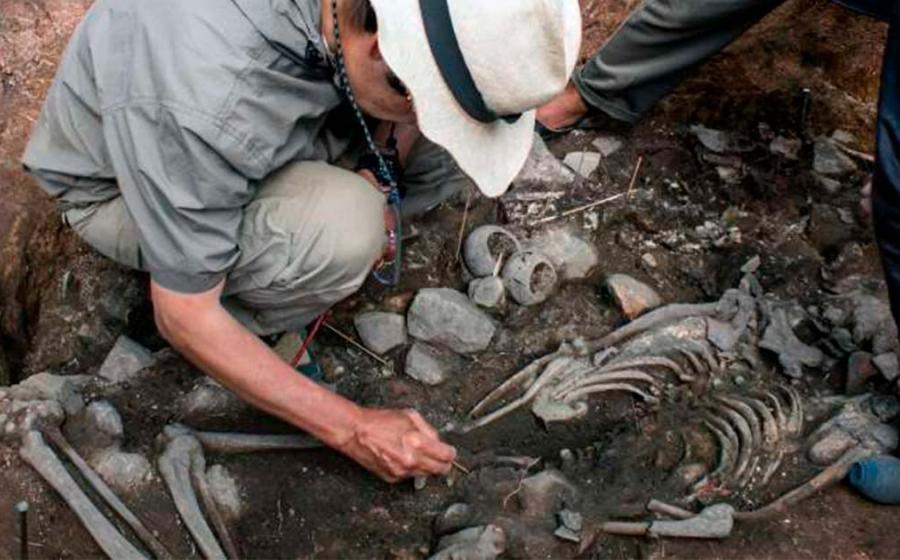 Archaeologist excavating the skeletal remains of a priest discovered within the Pacopampa tomb in Peru. Source: Peru’s Ministry of Culture