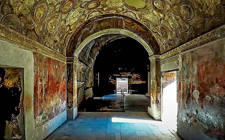 : Men’s entrance to the Stabian Baths, Stabian Baths complex, Pompeii..
