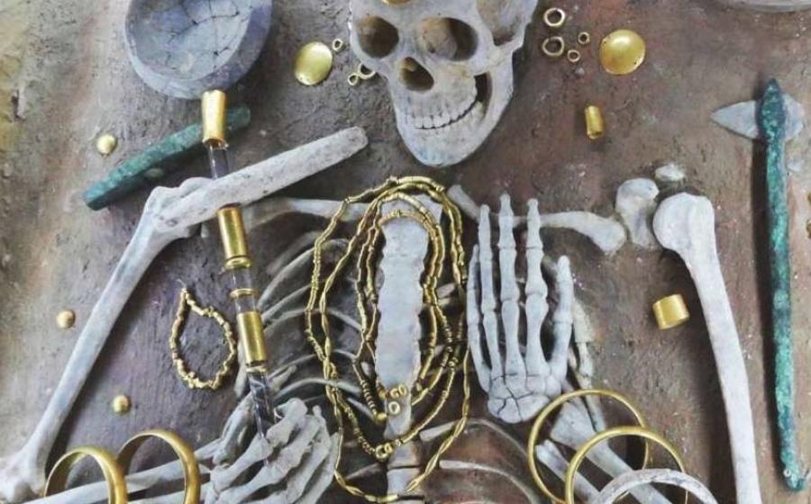 Prehistoric skeleton buried adorned with copper alloy goods. 