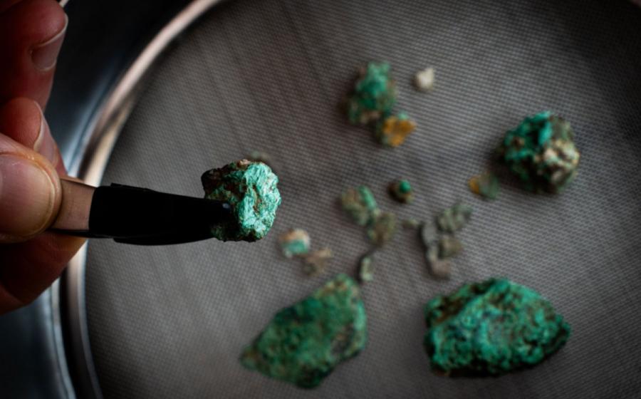 Malachite fragments, a mineral rich in copper, recovered during the excavation works at Cova 338.